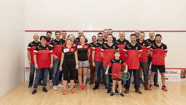 L’équipe du Squash Club Issoudun réunie sur un court