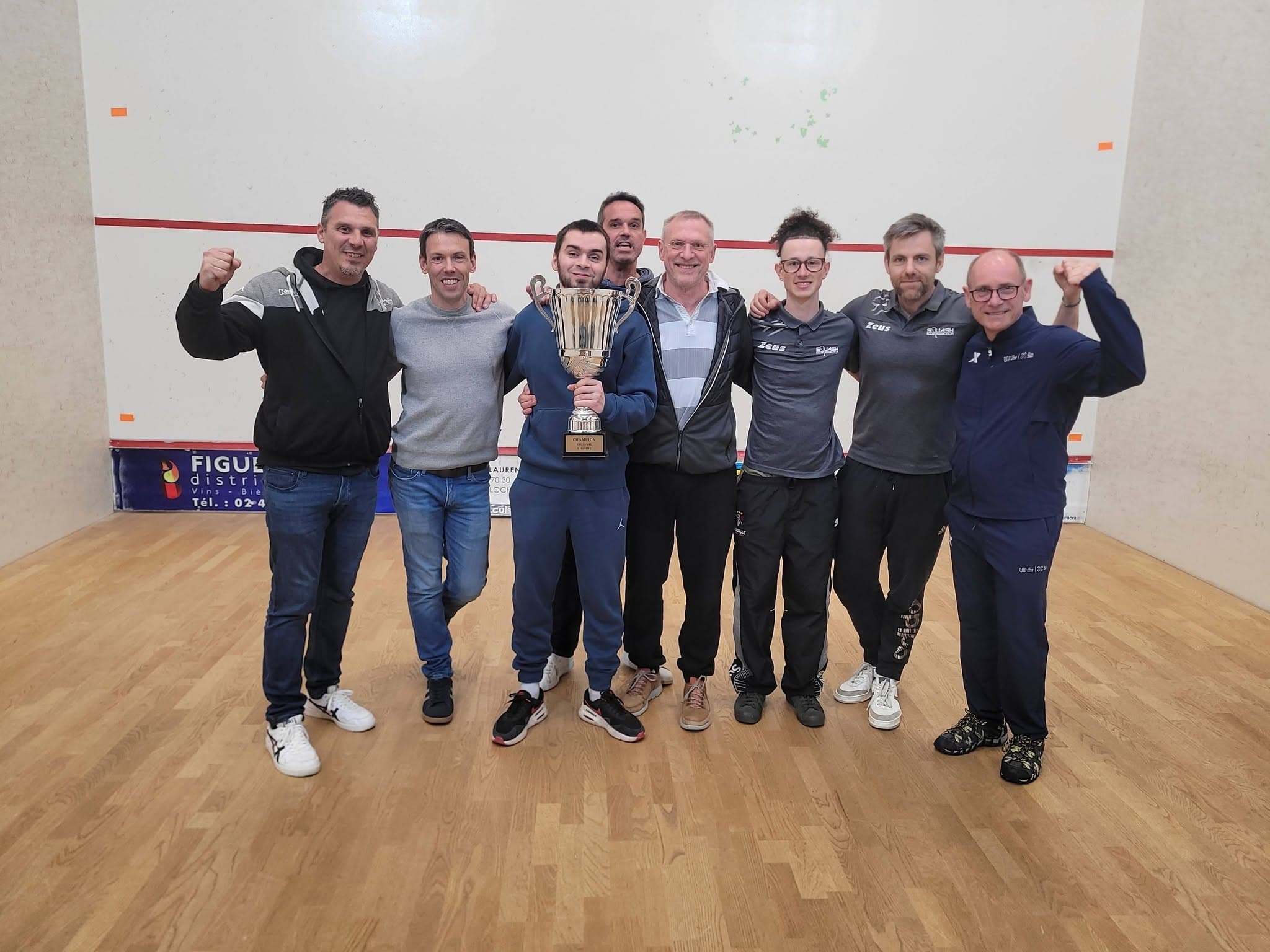 L’équipe masculine, championne régionale, avec la coupe