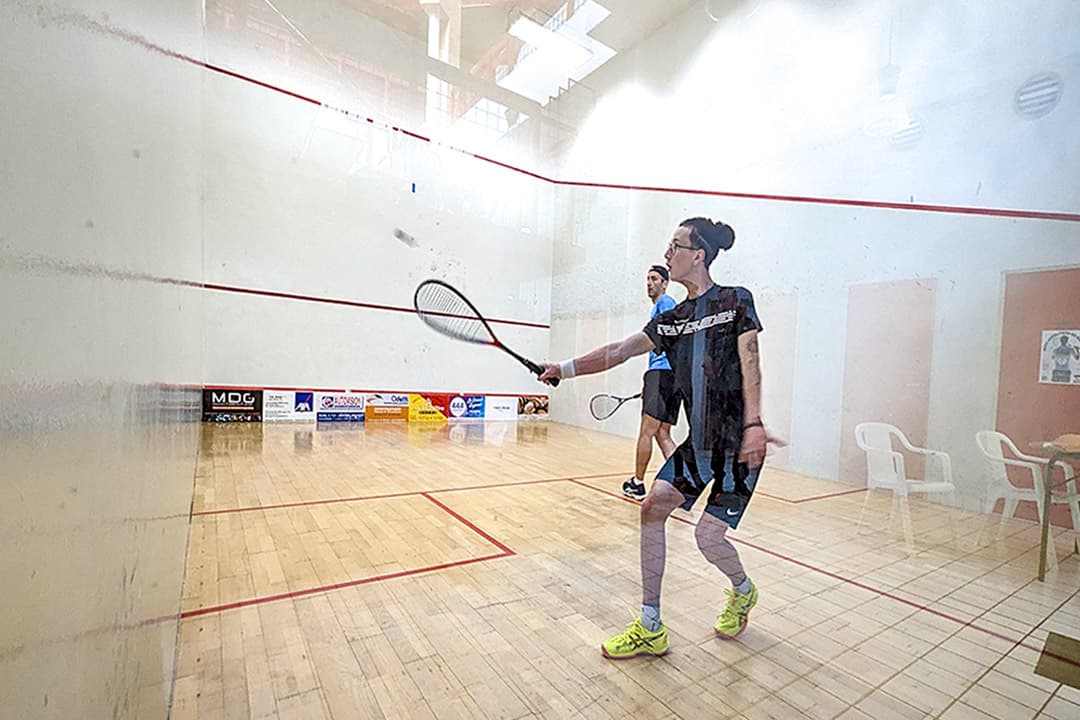 Un joueur en plein échange sur le court